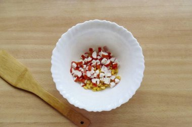 Parçalanmış yengeç çubuklarını da ekle..