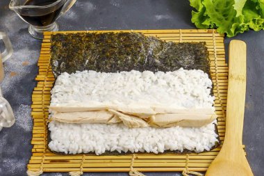 Ortaya bir tabaka krem peynir koy, üstüne de haşlanmış tavuk filetosu..