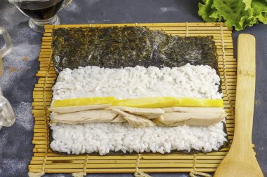 Sonra ananası soy, durula ve şeritleri kes, sert çekirdeği çıkar..