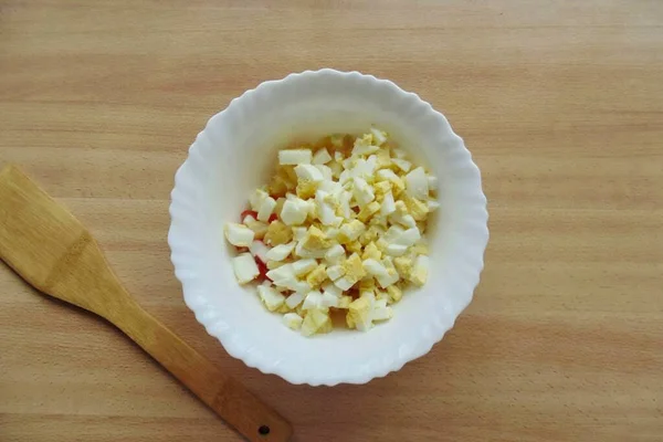 Huevos Duros Enfriar Pelar Picar Finamente Lugar Ensalada — Foto de Stock