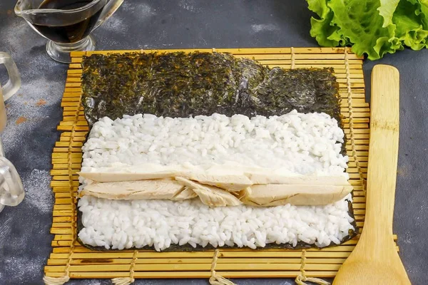 Ortaya bir tabaka krem peynir koy, üstüne de haşlanmış tavuk filetosu..