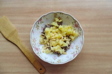 Konserve ya da taze ananası küp şeklinde kes ve salataya ekle..