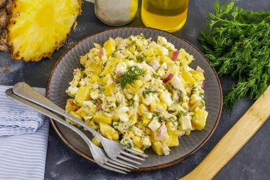 Salatayı tabağa koy ve servis yap. Renkli ve sulu bir salata birkaç dakika içinde haşlanmış tavuklu tavuk etiyle hazırlanır..