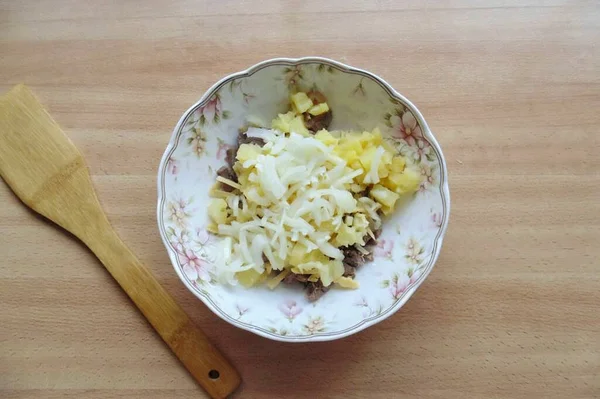 Salata soğanı ya da soğan kabuğu soymak, yıkamak ve sıcaklığı azaltmak için 5-6 dakika kaynar su koymak. Salata ekle.