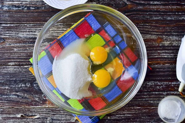 Eier Eine Schüssel Geben Zucker Hinzufügen Alles Mit Dem Mixer — Stockfoto