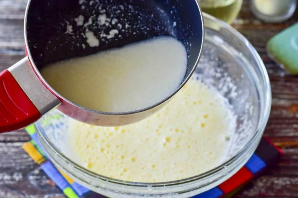 뜨거운 신맛이 우유를 때까지 끓인다 덩어리에 넣는다 — 스톡 사진