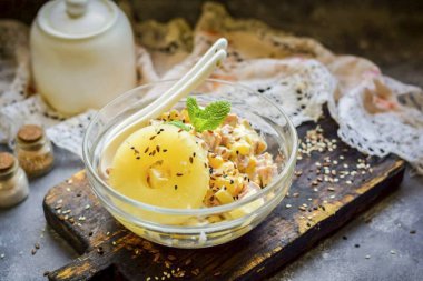 Salata tatilde servis edilebilir. Bu salata çok lezzetli oluyor, ama yemek pişirdikten sonra servis edilmeli ya da servis edilmeden önce tatlandırılmalı ki damlamasın. Afiyet olsun.!