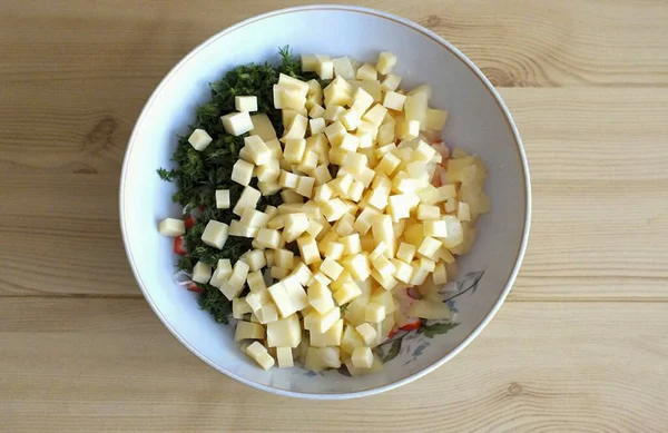 Corte Queijo Dado Médio Transfira Para Uma Tigela Salada — Fotografia de Stock