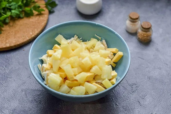 Abacaxis Abertos Acrescente Salada Abacaxis Não São Cubos Corte — Fotografia de Stock