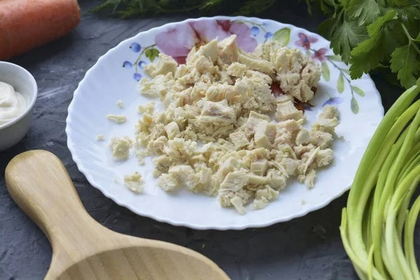 Cortar Filete Pollo Hervido Cubos Pequeños — Foto de Stock