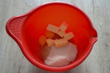 Dövmek için bir kaseye yumurta çırp, vanilya ekle, tereyağını yumuşat, bir mikserle üç dakika kadar çırp..