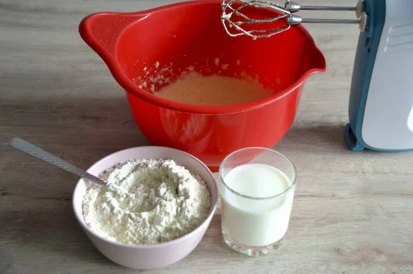 約3用量で 生地に交互に小麦粉の混合物と牛乳を追加します — ストック写真