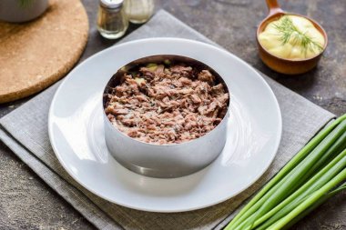 Ton balığını çatalla ezip patatesin üstüne koy..