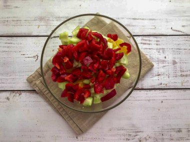 Biberi yıka, tohumları çıkar, kes ve tabağa koy..