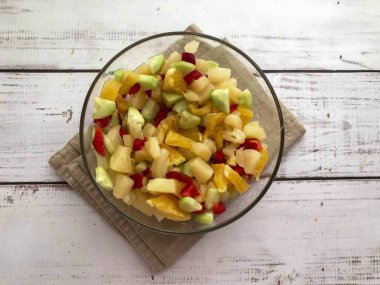 Sebze yağı, limon suyu, tuz, bal, salata sosu ve iyice karıştır..