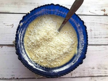 Son olarak hindistan cevizi gevreği ekle ve yavaşça karıştır..