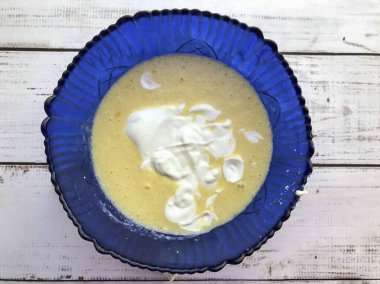 Ekşi kremayı dök ve iyice karıştır..