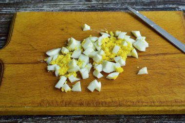 Haşlanmış tavuk yumurtasını bıçakla kes..