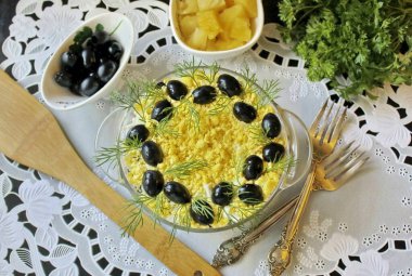 Tavuk, ananas ve zeytinli salata hazır. Salata oldukça sulu, bu yüzden hemen servis et. Tatillerde ve hafta içi atıştırmalık bir şeyler için hemen masaya servis yapın..