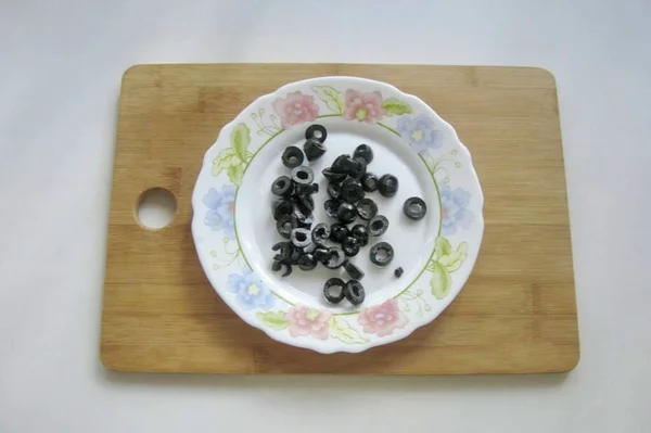 Couper Les Olives Rondelles Ajouter Dans Une Assiette — Photo