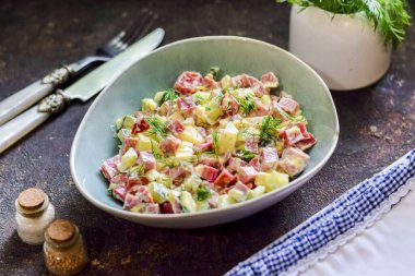 Her gün ve bayram için uygun iştah açıcı ve doyurucu bir salata. Ananas ve sosisli bir salata. Kendiniz servis edebilirsiniz, bir dilim lezzetli ekmekle ya da tatmak için bir meze ile. Afiyet olsun.!