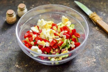 Haşlanmış tavuk yumurtası haşla, sonra kabuğunu soy ve küçük küplere böl. Yumurtayı salataya ekle..