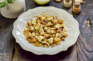 Mantarları ilk katmana yerleştir. Biber ve tuz tatmak için her katman salata, mayonez ile fırça.