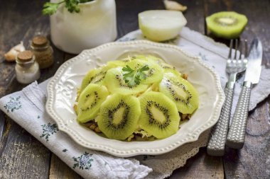 Salata hazır! Böyle bir salata kesinlikle kumbaranızdaki parlak ve güzel seçeneklerden biri olacak. Not al! Pişirdikten sonra, salata bir saat boyunca ıslanmalı, sadece masaya servis edildikten sonra. Afiyet olsun.!