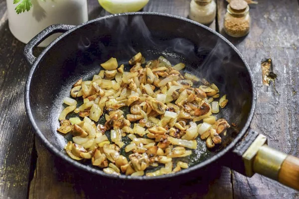 Ahora Calienta Sartén Cepilla Con Aceite Vegetal Agrega Los Champiñones — Foto de Stock