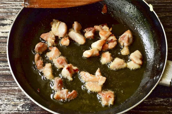 Scaldare Olio Vegetale Una Padella Aggiungere Pezzi Carne Friggere Fino — Foto Stock