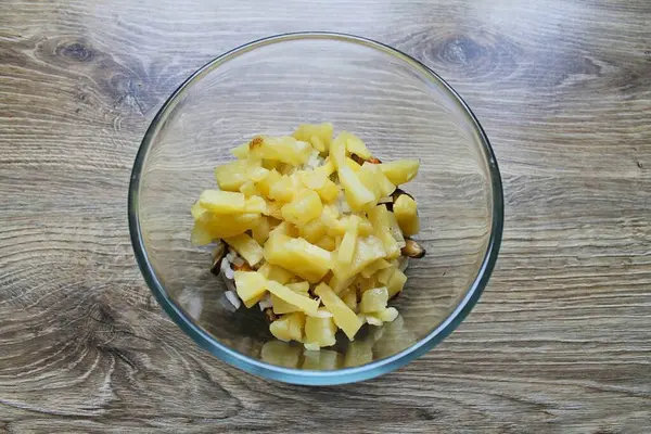 Ananaslardaki Sıvıyı Boşalt Salata Kasesine Ekle — Stok fotoğraf