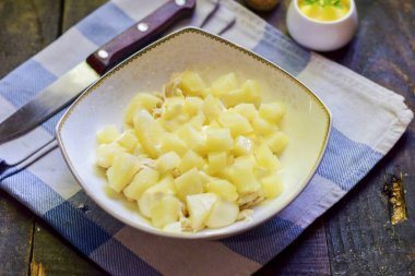 Ananas halkalarını küçük küplere böl ve tavuğun üstüne koy. Bu ikinci katman olacak..