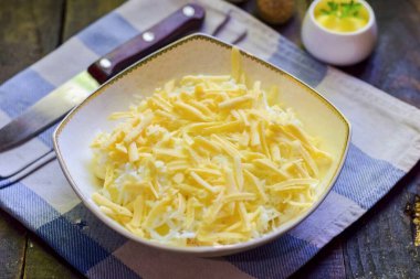 Orta rendeleyicide sert peynir rendele, bir sonraki tabakada uzan..