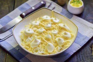 Peynir tabakasını mayonezle fırçala..