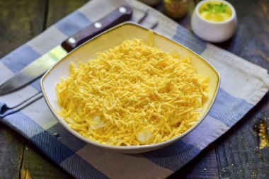 Salatanın son tabakası tavuk sarısı, rendelenmiş..