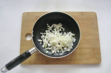 Soğanları soy, yıka ve ince ince doğra. Bir tavaya yerleştir.