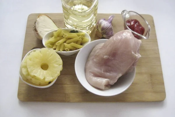 Připravte Všechny Potřebné Ingredience Pro Výrobu Kuřecích Ananasových Těstovin — Stock fotografie