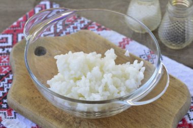 Pirinci yumuşayana kadar tuzlu suda kaynatın, fazla sıvıyı akıtın. Salata için pirinci soğut..