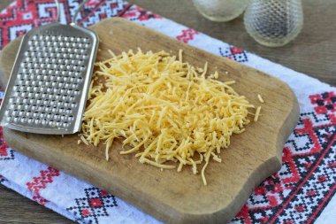 Sert peyniri rendele. Kenara çekil..