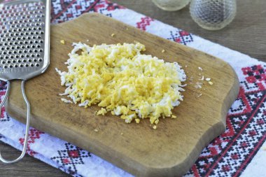 Haşlanmış yumurta, soğuk ve kabuklu, sonra ızgara..