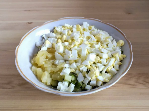 Разрежьте Яйца Средние Кубики Добавьте Салат — стоковое фото