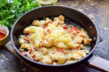 Ananasları küp küp doğra, tavaya ekle. Tüm baharatları aynı anda ekleyin..