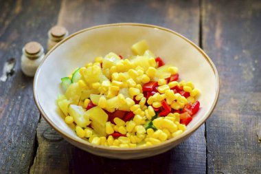 Sonra dilimlenmiş ananas ve mısır ekle.