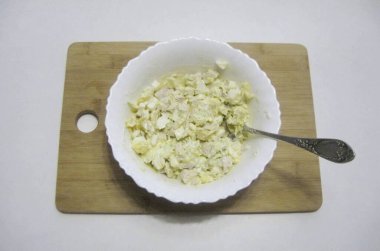 Tuzlu mevsim salatası ve tüm malzemeleri karıştırmak için..