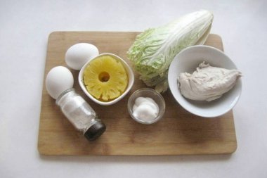 Pekin Lahana Tavuğu ve Ananas Salatası yapmak için gerekli tüm malzemeleri hazırlayın..