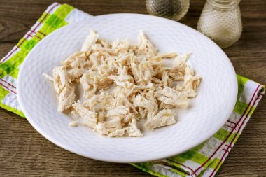 Tavuğu 20-25 dakika tuzlu suda kaynatın. Ellerinizle küçük parçalara ayırın..