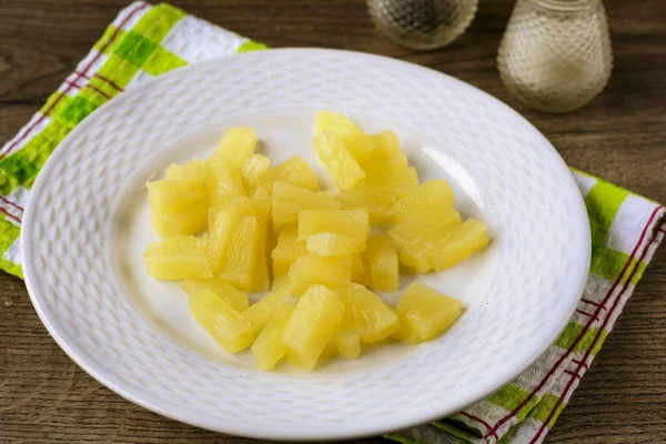 Tagliare Piccoli Pezzi Gli Ananas Scatola — Foto Stock