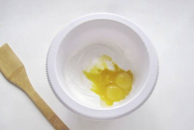 Yumurta sarısı ekle ve tekrar vur ya da bir spatulayla karıştır.