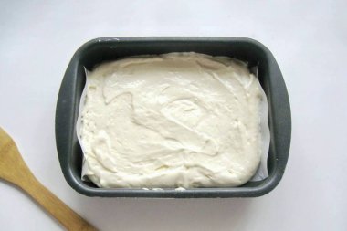 Hamuru parşömen kağıdıyla birlikte bir yemek kabına koy..