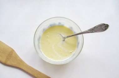 Un ekle ve iyice karıştır. Birkaç kaşık süt dök. Yumru olmamalı..